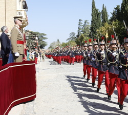 Sus Majestades los Reyes al paso de la compañia en la que desfila Su Alteza Real la Princesa de Asturias