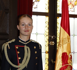 Su Alteza Real la Princesa de Asturias junto a la Enseña Nacional tras firmar en el libro de honor de la Academia General Militar