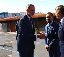 Su Majestad el Rey es saludado por el presidente del Real Club Marítimo del Abra-Sporting Club, Manuel Sendagorta