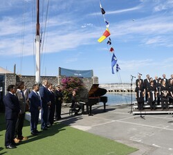 Un momento de la interpretación del “Agur Jaunak” y de la “Salve Marinera” a cargo de la Sociedad Coral de Bilbao
