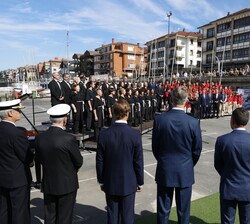 Don Felipe acompañado por las autoridades asistentes al acto escucha la interpretación llevada a cabo por la Sociedad Coral de Bilbao