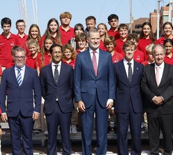 Don Felipe acompañado de las autoridades y de un grupo de alumnos de la escuela de vela del Real Club Marítimo del Abra-Sporting Club 