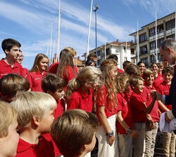 Su Majestad el Rey saluda a los alumnos de la escuela de vela del Real Club Marítimo del Abra-Sporting Club 