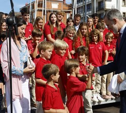 Don Felipe recibe el saludo de los alumnos de la escuela de vela del Real Club Marítimo del Abra-Sporting Club 