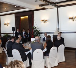 Don Felipe en un momento durante la intervención del presidente del Real Club Marítimo del Abra-Sporting Club