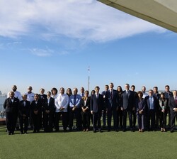 Fotografía de grupo con los miembros del Real Club Marítimo de Abra-Sporting Club