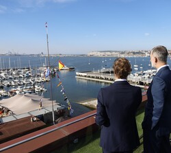 Don Felipe observa el Puerto de Getxo desde la terraza del Real Club Marítimo de Abra-Sporting Club