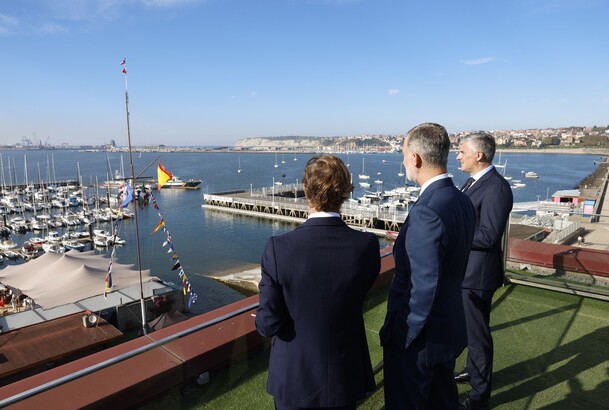 Don Felipe observa el Puerto de Getxo desde la terraza del Real Club Marítimo de Abra-Sporting Club