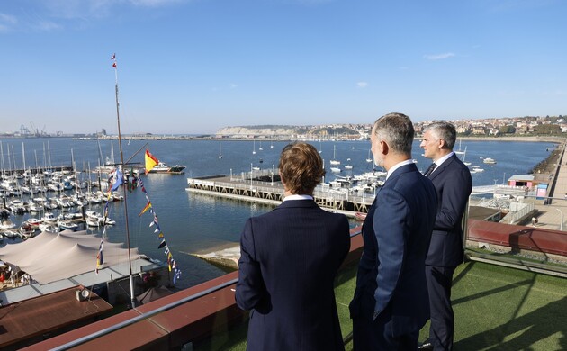 Don Felipe observa el Puerto de Getxo desde la terraza del Real Club Marítimo de Abra-Sporting Club