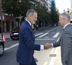 Su Majestad el Rey recibe el saludo del lehendakari del Gobierno Vasco, Íñigo Urkullu, a su llegada al Museo Guggenheim