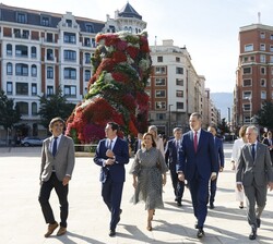 Don Felipe acompañado por las autoridades que le recibieron a su llegada al Museo Guggenheim
