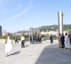 El Rey acompañado por las autoridades que le recibieron a su llegada al Museo Guggenheim en momento del Aurresku de honor