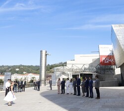 Un momento del Aurresku de honor que tuvo lugar a la llegada al Museo Guggenheim de Su Majestad el Rey