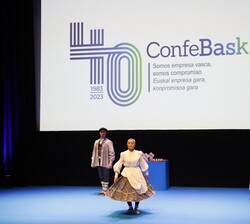 Un momento de la actuación musical que se llevó a cabo en el auditorio del Museo Guggenheim