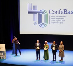Los presidentes de las organizaciones miembro de ConfeBask y los expresidentes de ConfeBask tras hacerle entrega las distinciones en su  homenaje