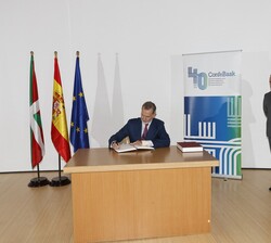 Don Felipe firma en el libro de honor de ConfeBask