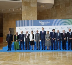 Fotografía de grupo con los presidentes de las organizaciones miembro de ConfeBask y los expresidentes de ConfeBask 