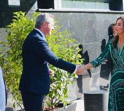 A su llegada, Su Majestad la Reina recibe el saludo del ministro de Sanidad en funciones, José Manuel Miñones