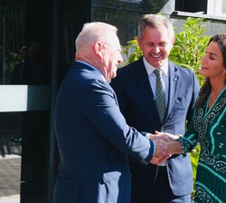 Su Majestad la Reina recibe el saludo del presidente de la Confederación Salud Mental España, Nel González Zapico