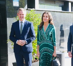 Su Majestad la Reina junto a las autoridades que la recibieron a su llegada