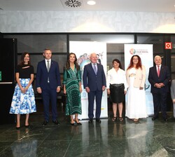 Su Majestad la Reina junto a las autoridades