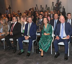 Su Majestad la Reina en primera fila para el inicio del acto