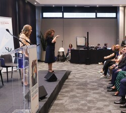 Su Majestad la Reina durante el desarrollo del acto con motivo del día Mundial de la Salud Mental