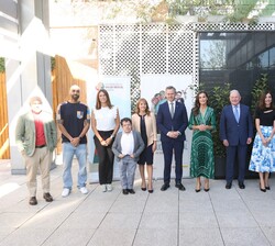Su Majestad la Reina junto a las autoridades que han intervenido en el acto