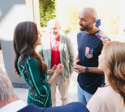 Su Majestad la Reina conversa con El Chojín, Edurne Pasabán y otras autoridades durante el encuentro que han mantenido tras el acto
