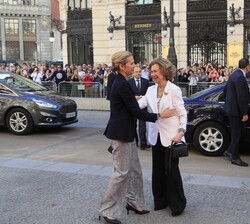 Su Majestad la Reina Doña Sofía recibida a su llegada por Su Alteza Real la Infanta Doña Elena
