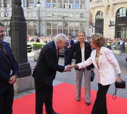 Su Majestad la Reina Doña Sofía recibida a su llegada por el presidente del Tribunal Constitucional, Cándido Conde-Pumpido