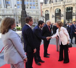 Su Majestad la Reina Doña Sofía recibida a su llegada por el presidente del Consejo General del Poder Judicial por suplencia, Vicente Guilarte