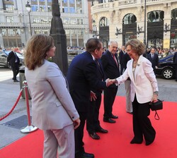 Su Majestad la Reina Doña Sofía recibida a su llegada por el presidente del Grupo Mapfre y de su Fundación, Antonio Huertas