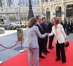 Su Majestad la Reina Doña Sofía recibida a su llegada por la secretaria general de Objetivos y Políticas de Inclusión y Previsión Social, Milagros Pan