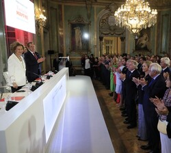 Su Majestad la Reina Doña Sofía accede al Salón Real 