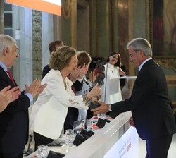 Su Majestad la Reina Doña Sofía entraga el galardón a Carlos Sainz