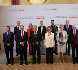 Su Majestad la Reina Doña Sofía con los premiados y las autoridades asistentes