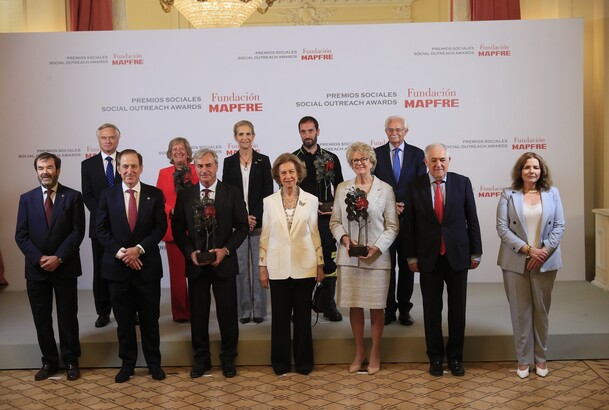 Su Majestad la Reina Doña Sofía con los premiados y las autoridades asistentes