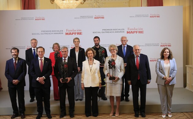 Su Majestad la Reina Doña Sofía con los premiados y las autoridades asistentes