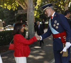 Su Majestad el Rey recibe el saludo de la ministra de Defensa en funciones, Margarita Robles