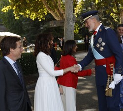 Su Majestad el Rey recibe el saludo de la presidenta de la Comunidad de Madrid, Isabel Díaz Ayuso