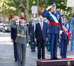 Sus Majestades los Reyes, acompañados por Su Alteza Real la Princesa de Asturias durante la interpretación del Himno Nacional