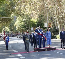 Sus Majestades los Reyes, acompañados por Su Alteza Real la Princesa de Asturias y de las autoridades asistentes, reciben Honores de Ordenanza