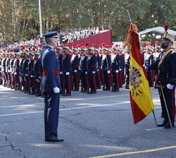 Su Majestad el Rey saluda a la Bandera al pasar revista a la agrupación de la Guardia Real