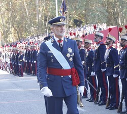 Su Majestad el Rey pasa revista a la agrupación de la Guardia Real