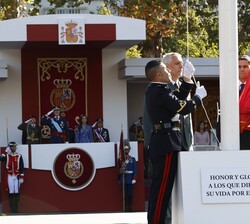 Sus Majestades los Reyes y Su Alteza Real la Princesa de Asturias durante el izado de la Bandera