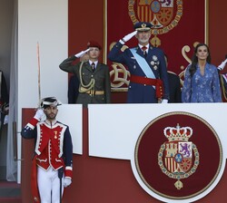 Sus Majestades los Reyes y Su Alteza Real la Princesa de Asturias durante el izado de la Bandera