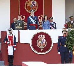 Sus Majestades los Reyes y Su Alteza Real la Princesa de Asturias momentos antes de dar comienzo el acto a los caidos