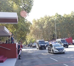 Sus Majestades los Reyes y Su Alteza Real la Princesa de Asturias al paso de una unidad motorizada de la Guardia Civil