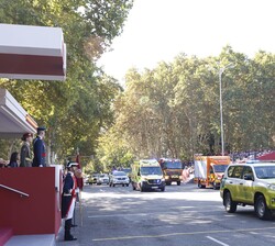 Sus Majestades los Reyes y Su Alteza Real la Princesa de Asturias al paso de los vehículos de Protección Civil